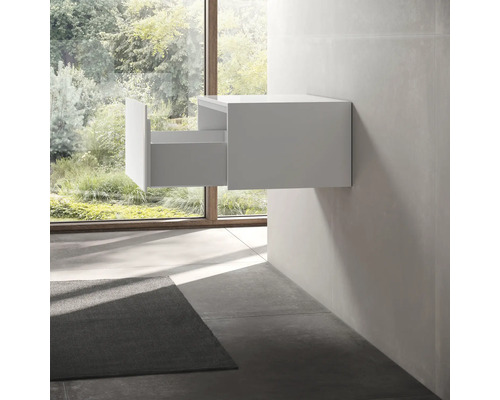 Skříňka pod umyvadlo s otevřenou zásuvkou v koupelně