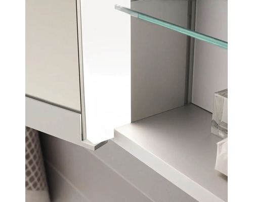 Detail zrcadlové skříňky se skleněnou policí v koupelně