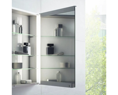 Otevřená zrcadlová skříňka se skleněnými policemi v koupelně