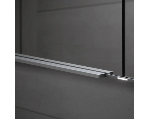 Detail sprchového koutu se stříbrným rámem a LED osvětlením