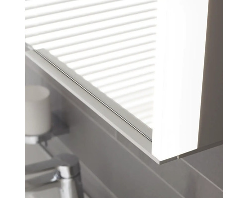 Detail osvětleného zrcadla v koupelně