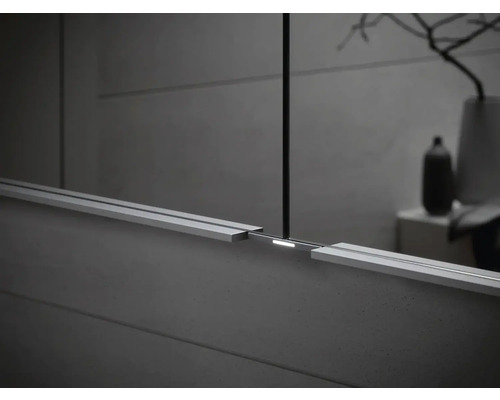 Detailní záběr zrcadla s osvětlením v koupelně.