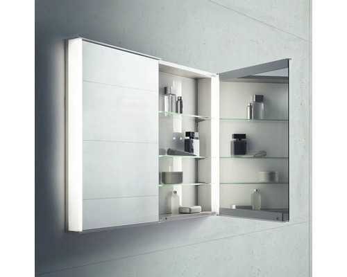 Otevřená zrcadlová skříňka se skleněnými policemi pro uložení v koupelně