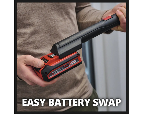 Pohled shora na osobu upevňující baterii Power X-Change k nástroji