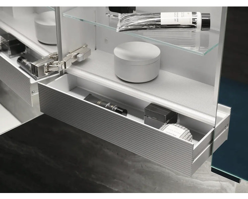 Detail otevřené zrcadlové skříňky se skleněnými policemi a úložnými zásuvkami