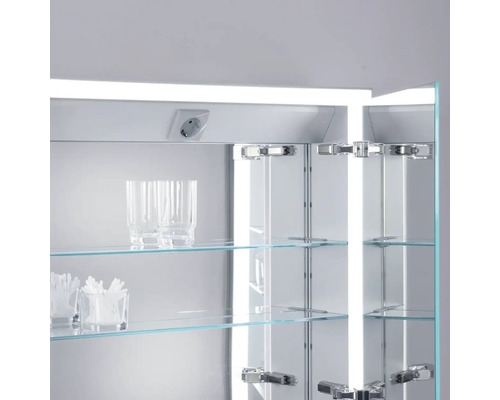 Otevřená zrcadlová skříňka se skleněnými policemi, osvětlením a zásuvkou