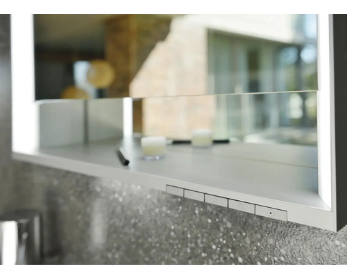 Detailní pohled na zrcadlovou skříňku v koupelně s úložnou policí