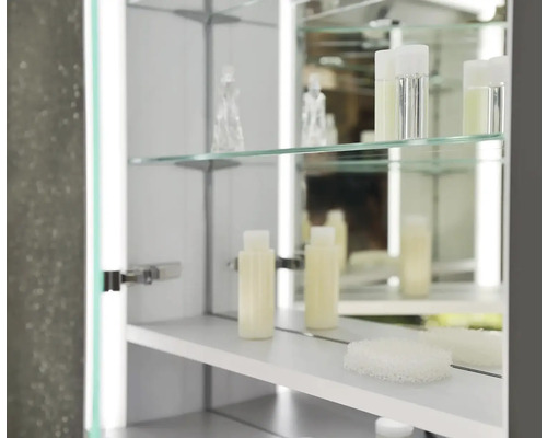 Koupelnová skříňka se zrcadlem, skleněnými policemi a koupelnovými doplňky