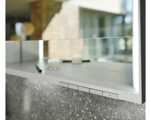 Detailní záběr zrcadlové skříňky s úložnou policí a ovládacími tlačítky