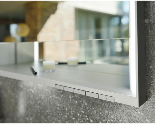 Detailní pohled na zrcadlovou skříňku s policí a ovládacími prvky