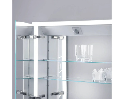 Otevřená zrcadlová skříňka se skleněnými policemi a zásuvkou