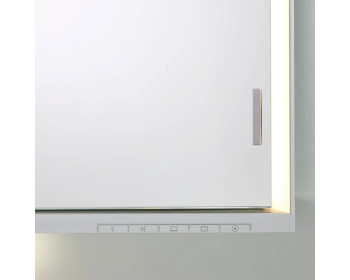 Detail bílé zrcadlové skříňky s rukojetí a ovládacími prvky