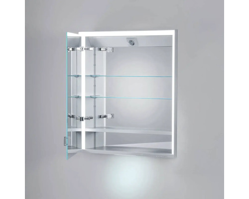 Otevřená zrcadlová skříňka s osvětlením a skleněnými policemi.