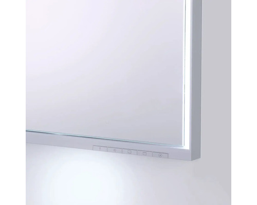 Detail zrcadla s integrovaným osvětlením a ovládacími prvky