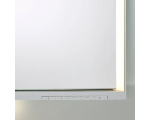 Detailní pohled na bílou digestoř s ovládacími prvky a LED osvětlením