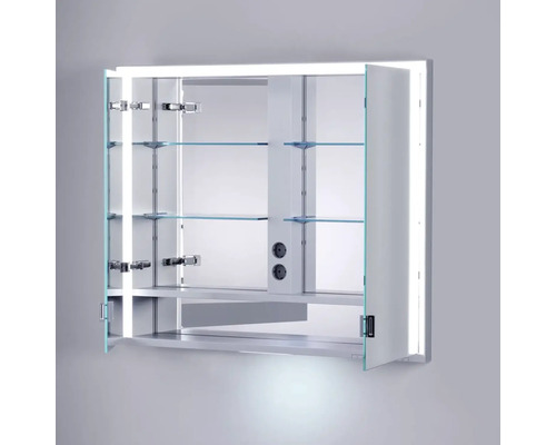 Otevřená zrcadlová skříňka se skleněnými policemi a osvětlením