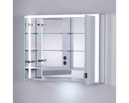 Otevřená zrcadlová skříňka s osvětlením, skleněnými policemi a zásuvkami do koupelny