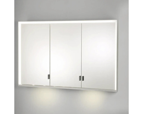 Zrcadlová skříňka se třemi dvířky a osvětlením do koupelny