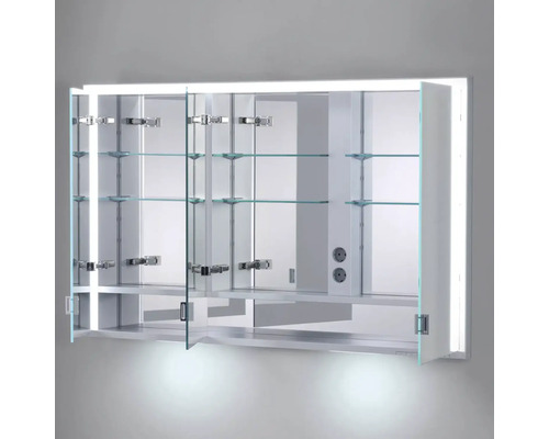 Otevřená zrcadlová skříňka se skleněnými policemi a osvětlením do koupelny