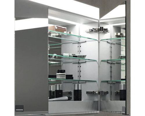 Otevřená zrcadlová skříňka se skleněnými policemi a koupelnovými doplňky