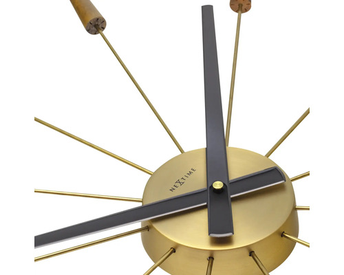 Nástěnné hodiny s ručičkami a zlatým ciferníkem