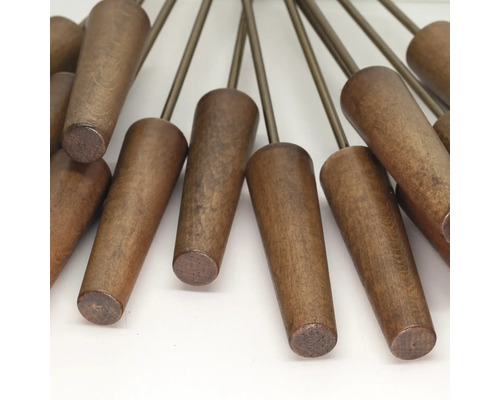 Několik dřevěných rukojetí s kovovými tyčemi