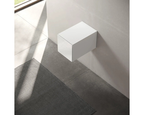 Závěsná skříňka pod umyvadlo v koupelně