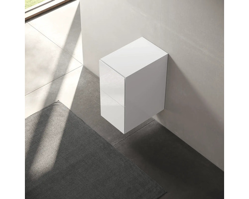 Bílá závěsná spodní skříňka se dvěma zásuvkami v koupelně