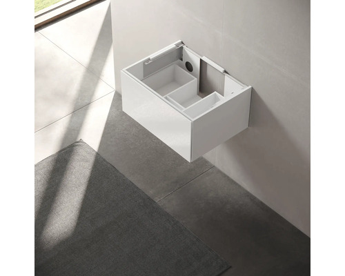 Bílá skříňka pod umyvadlo s vnitřními přihrádkami pro montáž na stěnu v koupelně.