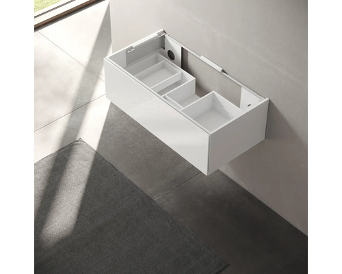 Bílá skříňka pod umyvadlo s otevřeným úložným prostorem na stěně koupelny