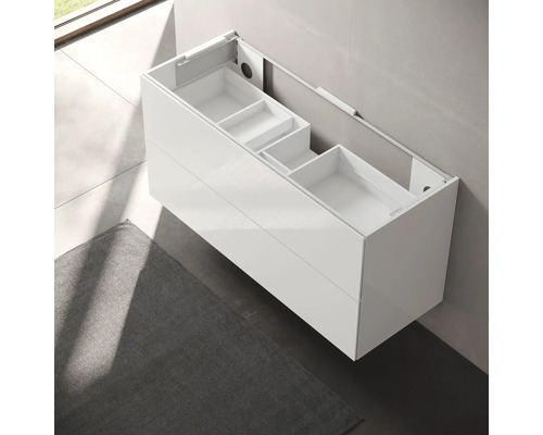 Bílá skříňka pod umyvadlo se dvěma zásuvkami a otevřenými přihrádkami do koupelny