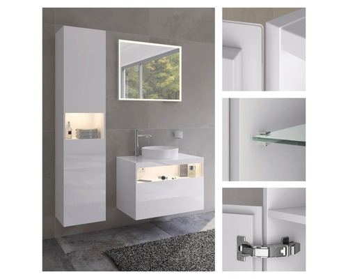 Koupelna s umyvadlem, zrcadlem a vysokou skříní