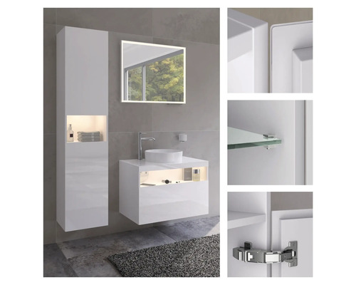 Moderní koupelna s umyvadlem, zrcadlem, umyvadlovou skříňkou a vysokou skříní