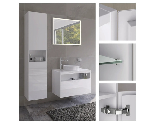 Koupelna s umyvadlem, zrcadlem a vysokou skříňkou