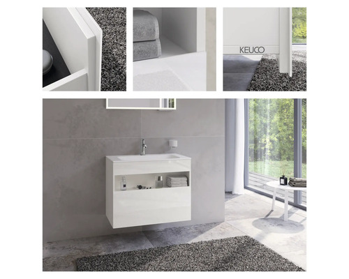 Moderní koupelna s bílou umyvadlovou skříňkou a úložnými policemi