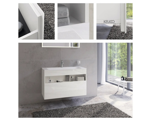 Moderní koupelna s bílou skříňkou pod umyvadlo, odkládacími plochami a zrcadlem