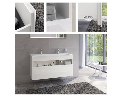 Moderní koupelna s bílou skříňkou pod umyvadlo a odkládací policí