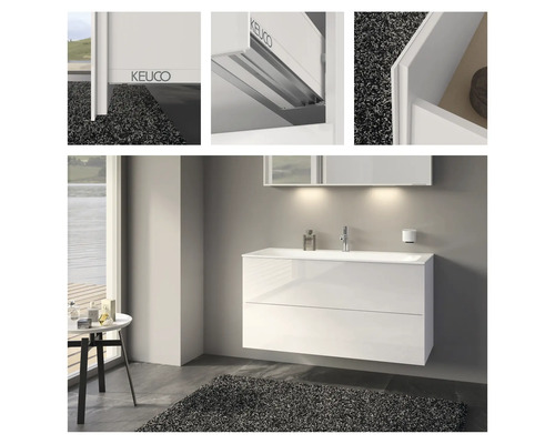 Koupelna s umyvadlovou skříňkou, umyvadlem a zrcadlem