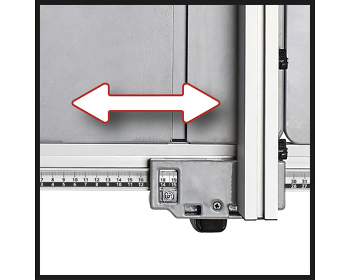 Nastavení šířky řezu na řezacím stole s měřítkem a šipkami.