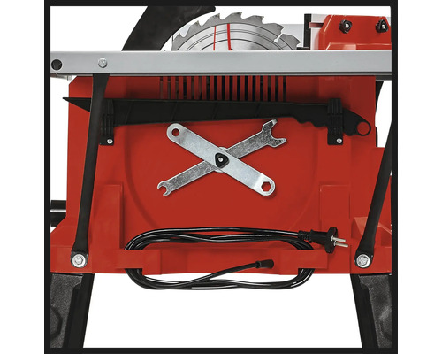 Detailní záběr řezačky dlaždic s nářadím a kabelem