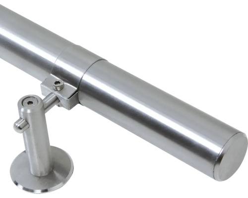 Detailní záběr nerezového madla s držákem pro montáž na stěnu.