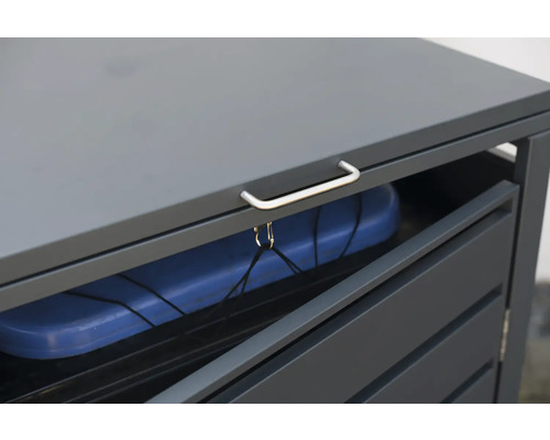 Detailní pohled na otevřenou skříň na nářadí s modrou nádobou