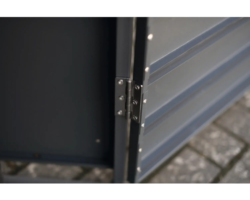 Detail kovové skříně se závěsem