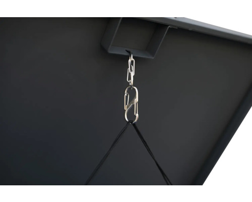 Detailní pohled na závěsný květináč s řetízkovým zavěšením