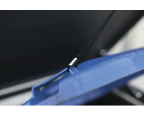 Detail bezpečnostního pásku víka popelnice