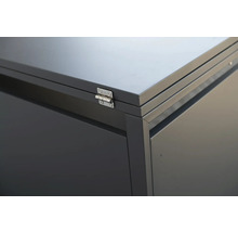 Detailní pohled na šedý úložný box s pantem