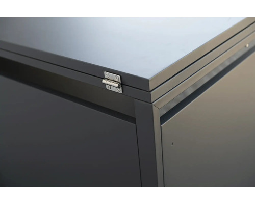 Detailní pohled na šedý úložný box s pantem