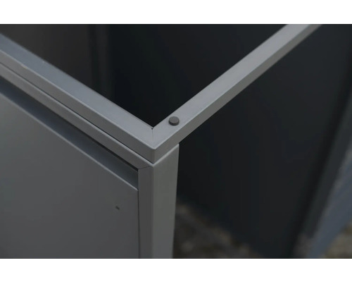 Detailní pohled na květináč s rámem