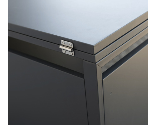 Detail šedého úložného boxu s pantem