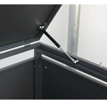Detailní záběr otevřené zahradní truhly s plynovou pružinou